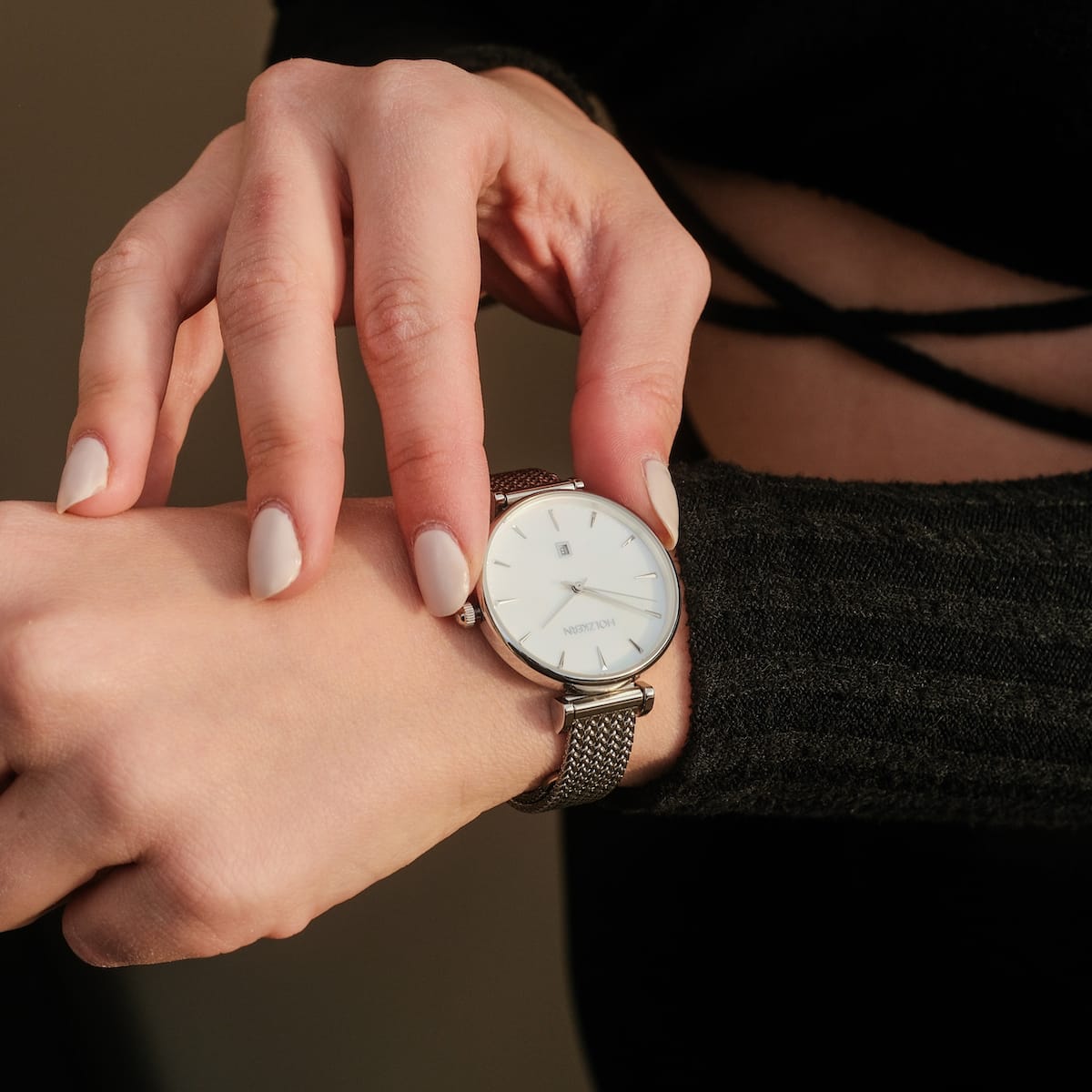 Piccolo wristwatch featuring a nacre face and silver mesh strap, showcasing a sleek and elegant design.