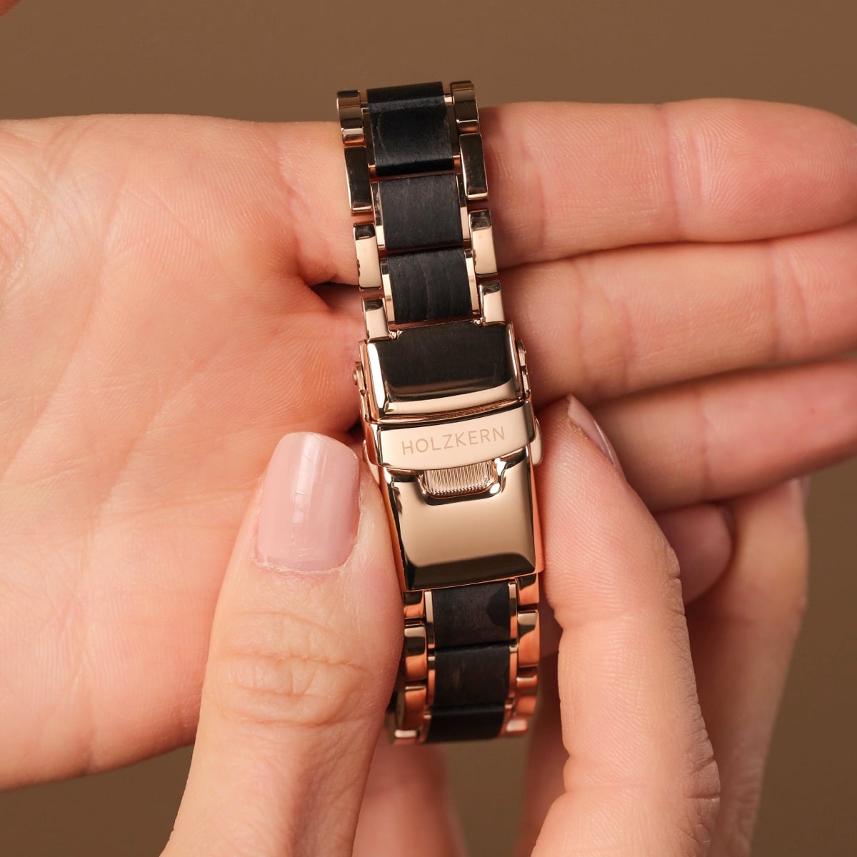 "Luminaire" watch with a maple finish, showcasing an elegant and sophisticated design.