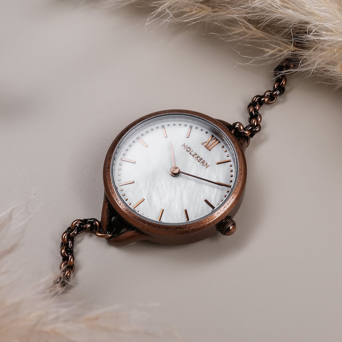 "Touching" watch in nacre and antique copper, featuring a classic and elegant design.