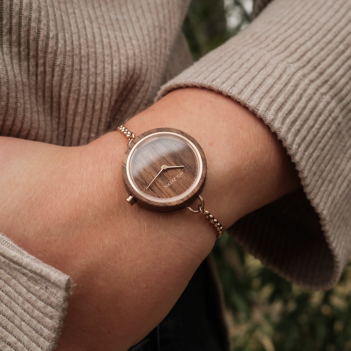 "Leave", elegant watch with a walnut finish and sleek design.