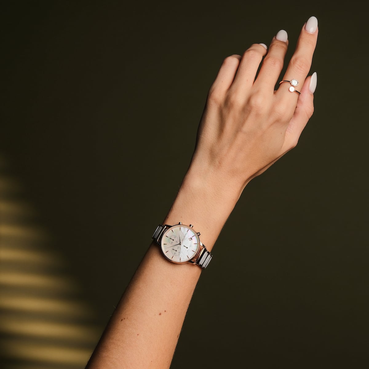 "Shiny" watch with nacre dial and ceramic strap, featuring a sleek and modern design on wrist.