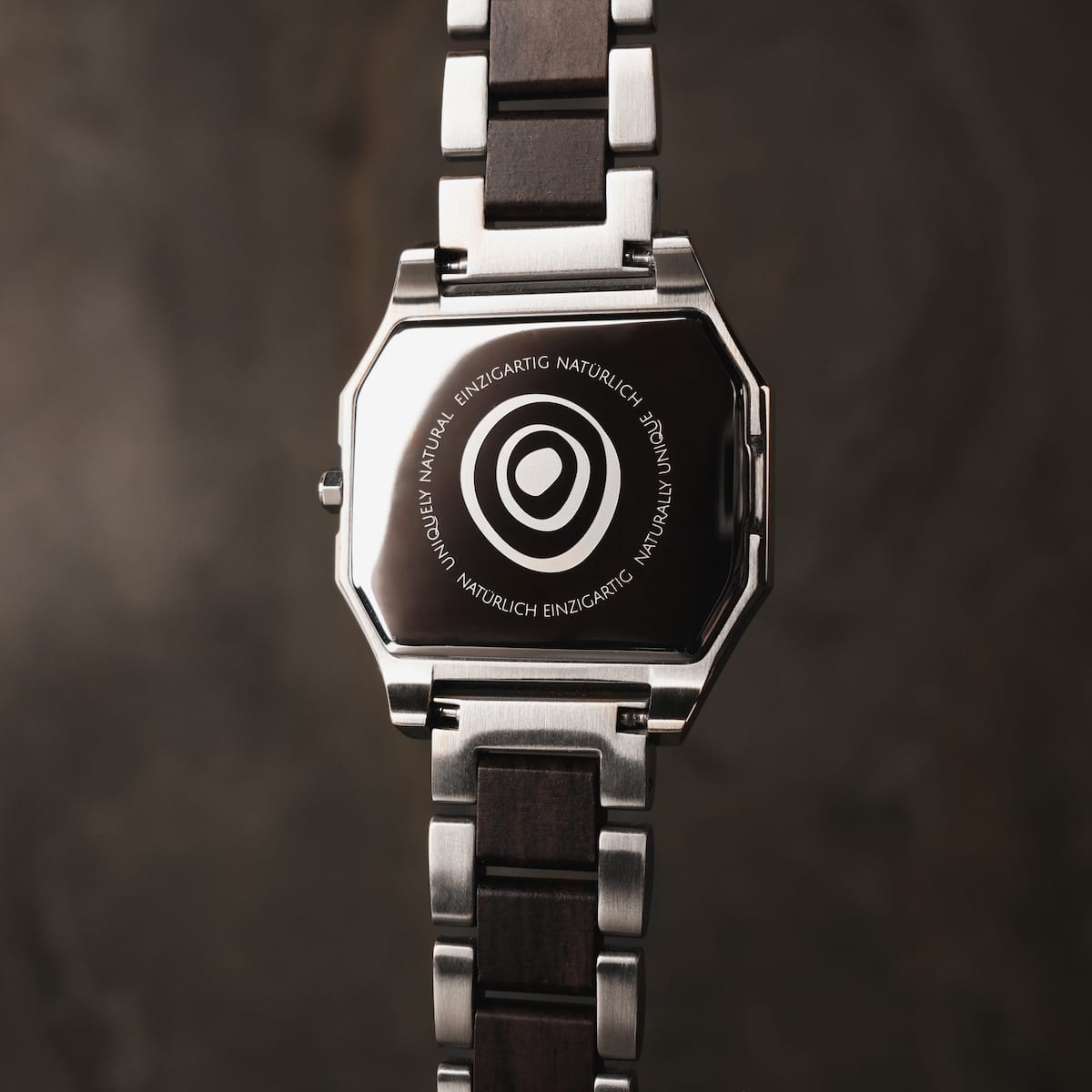 "Kéré" watch with a maple design, featuring a sleek, modern style with a metal and dark wood band.