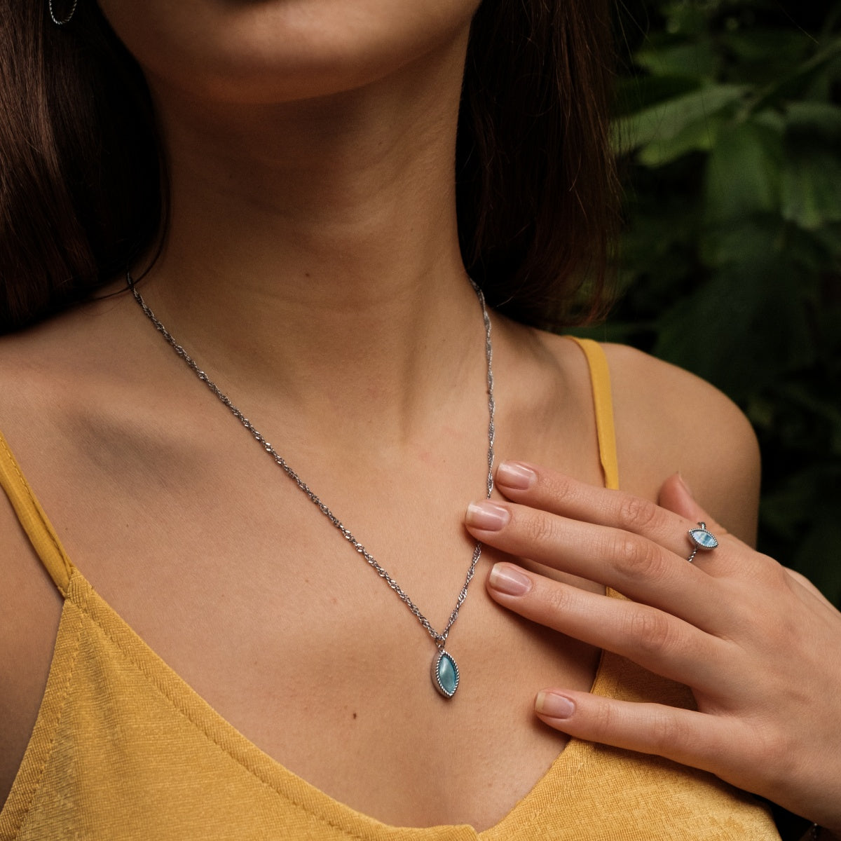 "Visual Necklace", a stylish nacre and silver necklace, displayed elegantly against a vibrant background.