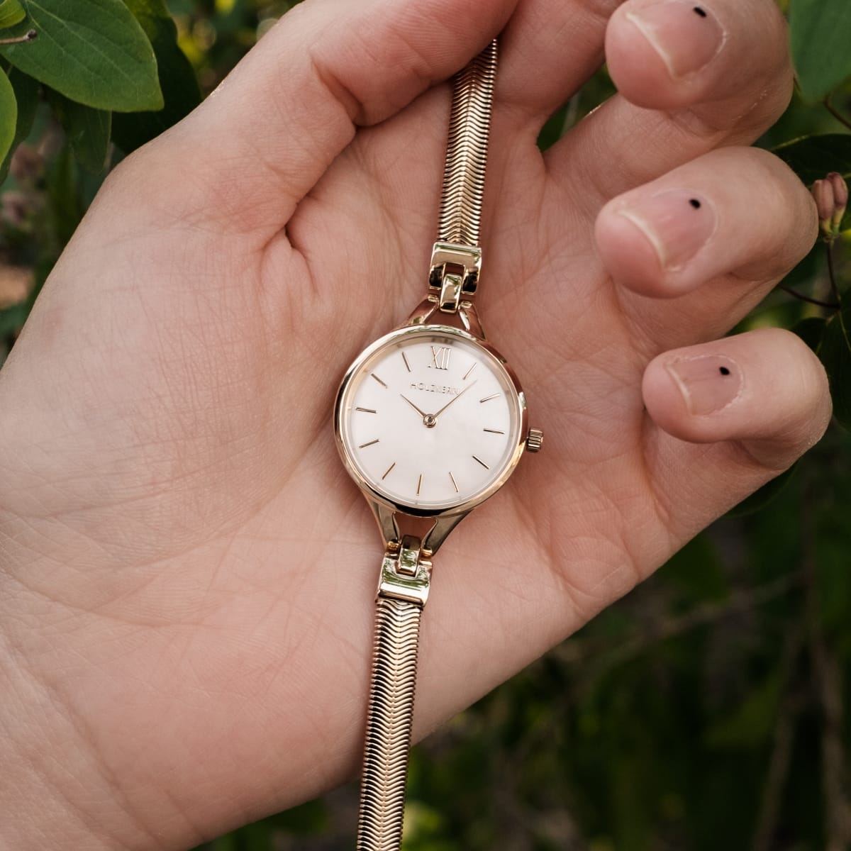 "Kaliya", a gold watch with a nacre dial, featuring an elegant and minimalist design.