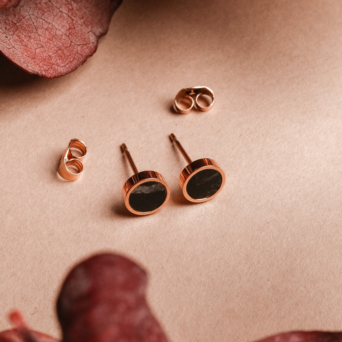 "Pigment Earrings", elegant marble and rose gold earrings with a sophisticated design.