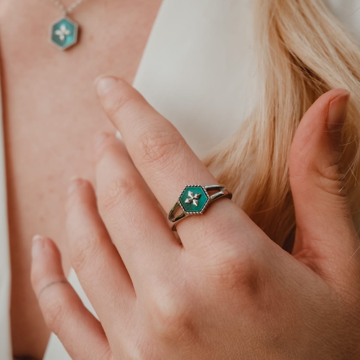 "Spectral Ring", a hexagonal ring in nacre and silver, showcasing elegant craftsmanship and modern design.