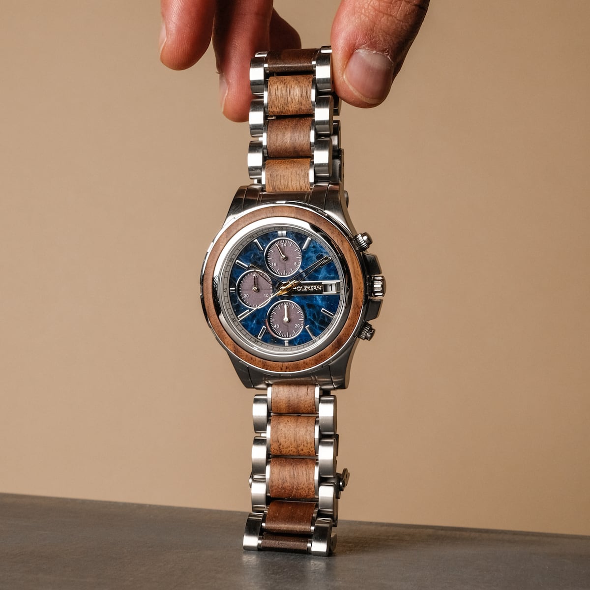 "Koh Mak", a watch with walnut and marble details, featuring a stylish design and metallic accents.