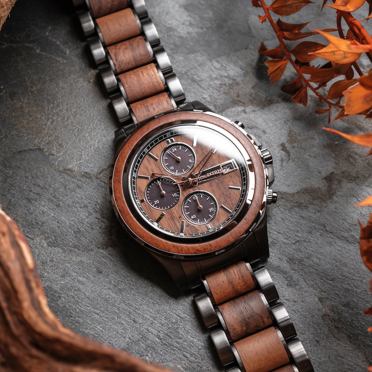 "Lipan" watch with a walnut finish and elegant design.