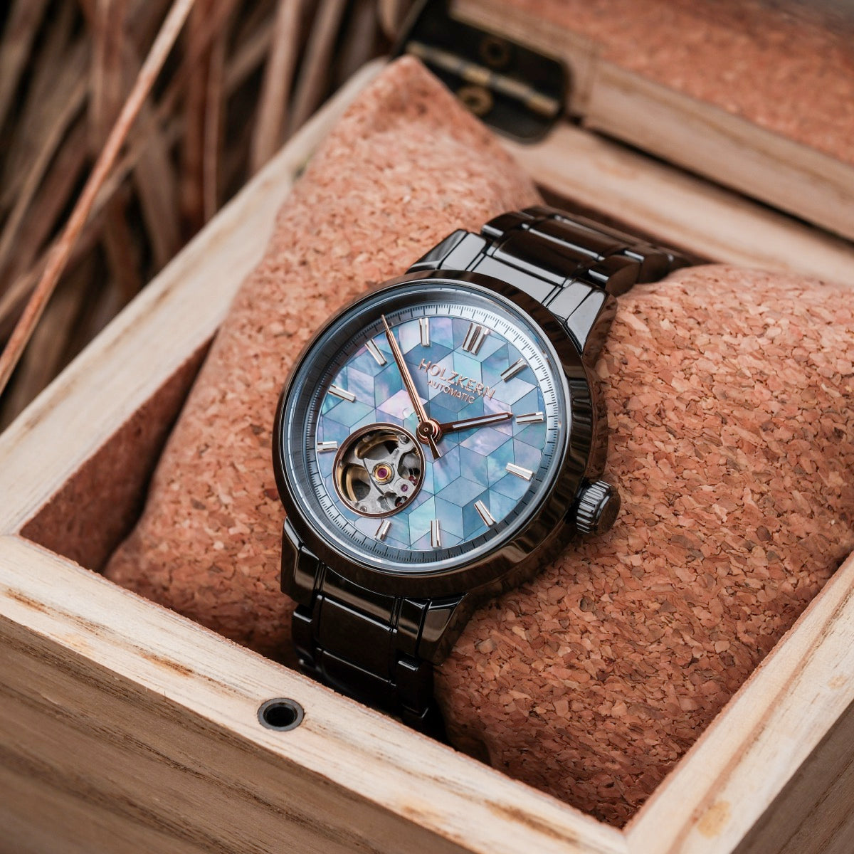 Mirrorance watch in nacre and ceramic with a gleaming, intricate design.