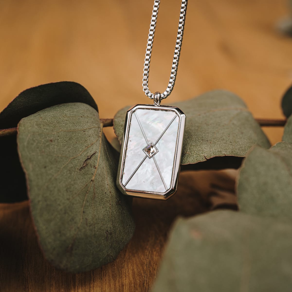 "Aquarell Necklace" necklace featuring white nacre and silver, showcasing a sleek and elegant design.