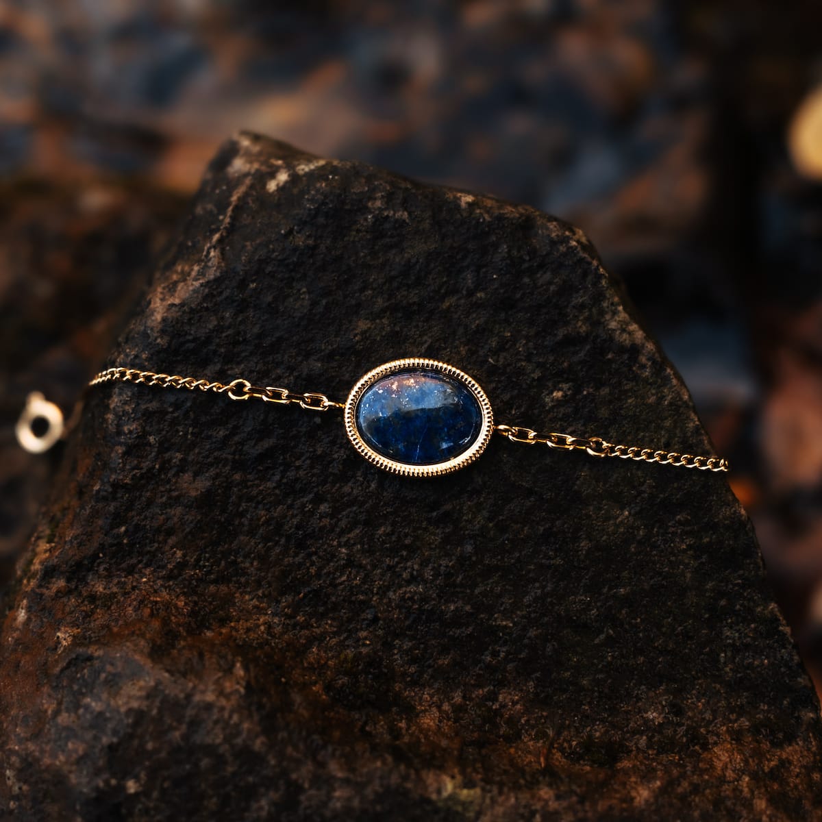 "Mirror Bracelet" bracelet featuring a lapis lazuli stone on a gold chain, exuding a luxurious and elegant style.