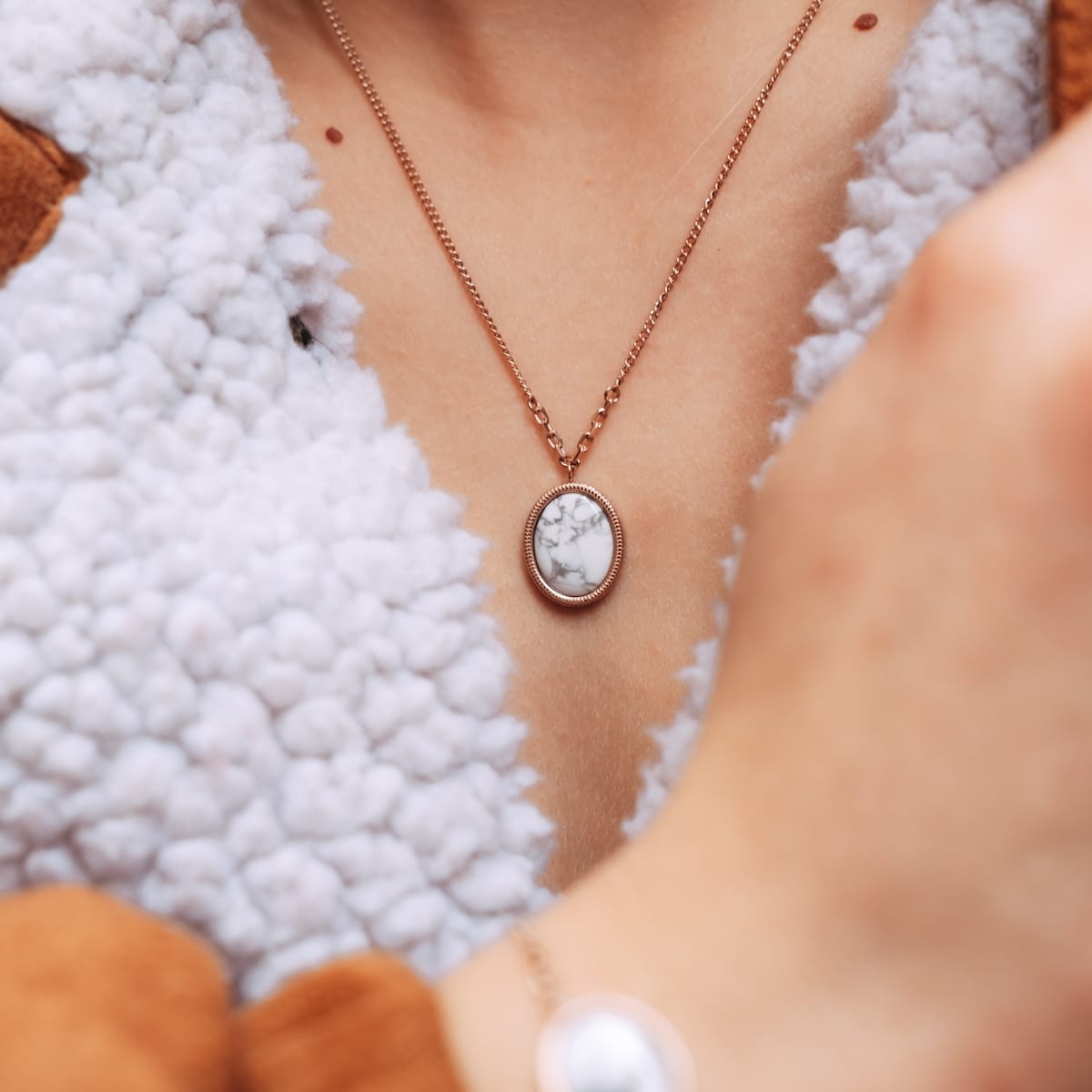 Mirror Necklace: a stylish necklace with a turquoise center set in rose gold, offering an elegant and modern look.