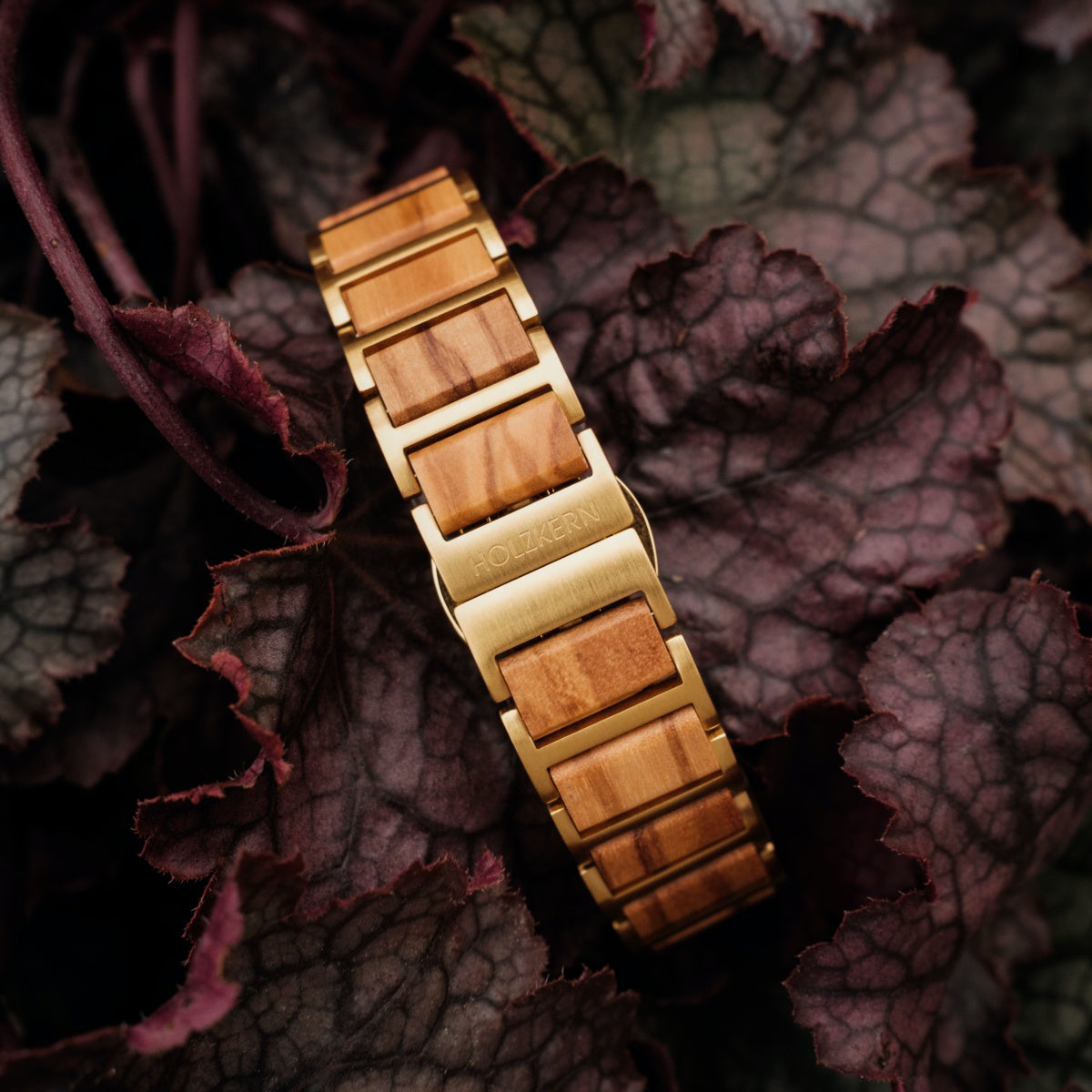 "Capri", a stylish watch band, features olive wood and nacre accents with a natural, earthy aesthetic.