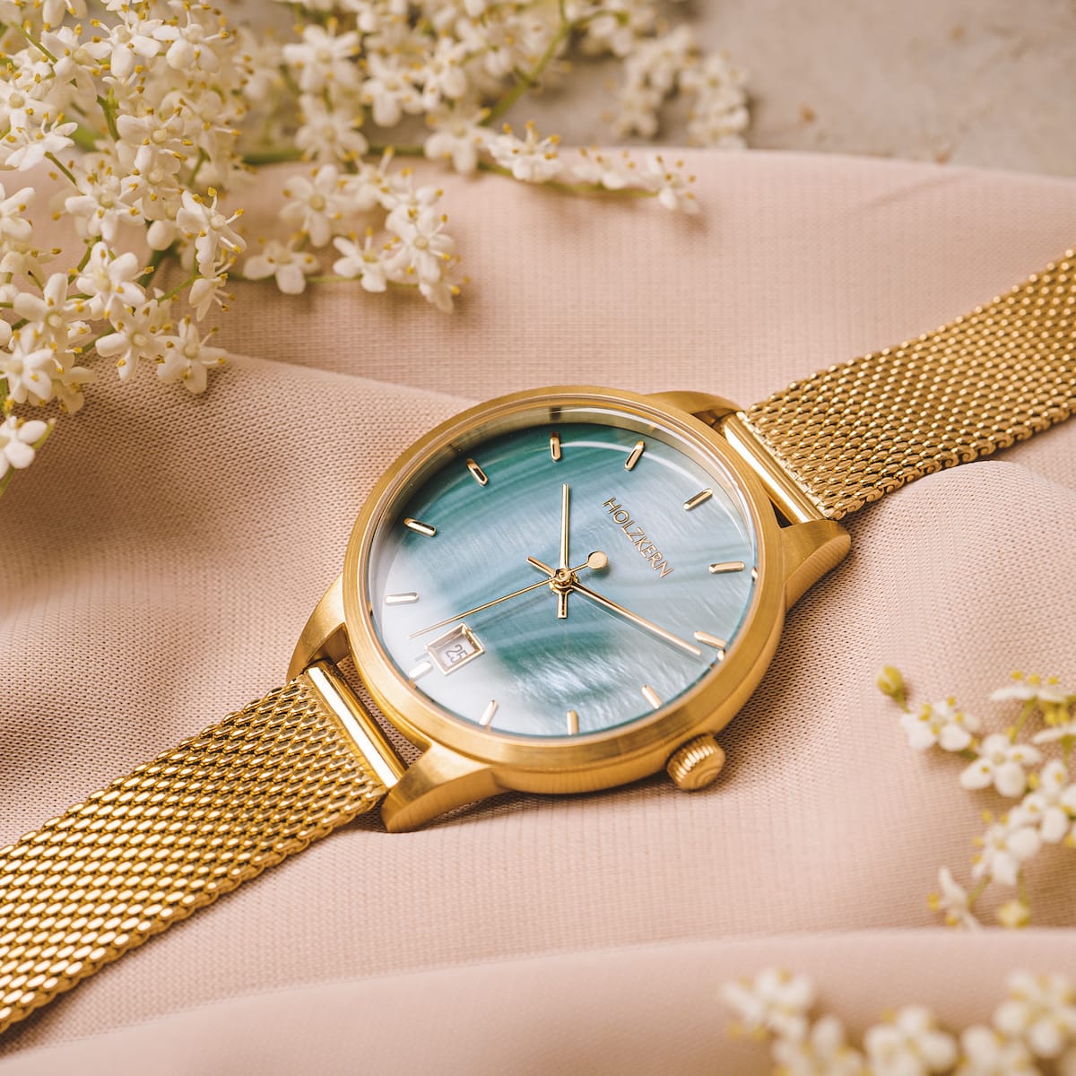 "Talamanca" watch with nacre dial and gold mesh band, elegant and sophisticated design.