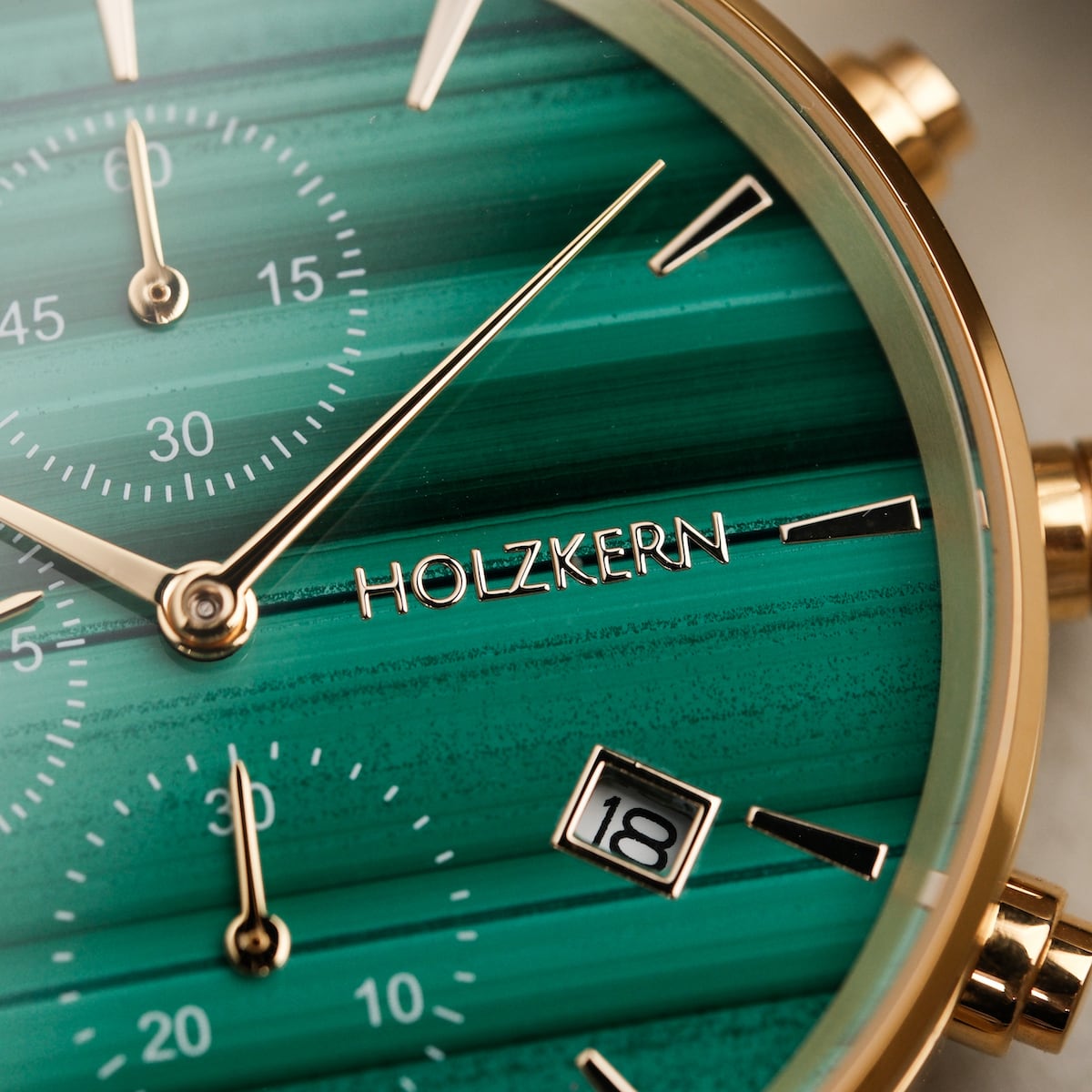 "Jolly", a stylish watch featuring a green malachite face and ceramic details.