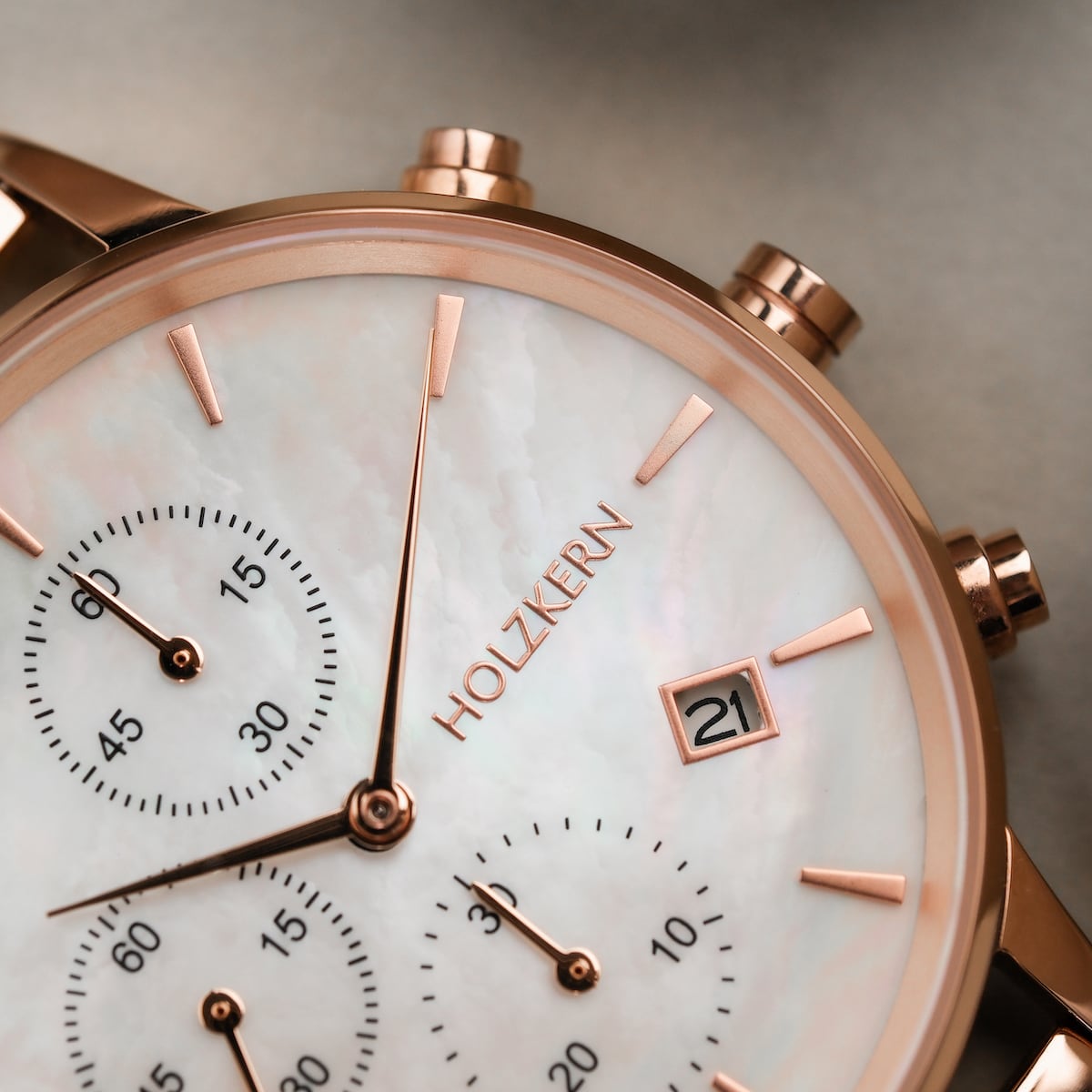"Shiny" watch with nacre dial, ceramic style, and elegant design.