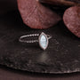 "Visual Ring": Elegant silver ring featuring a nacre centerpiece with intricate detailing.