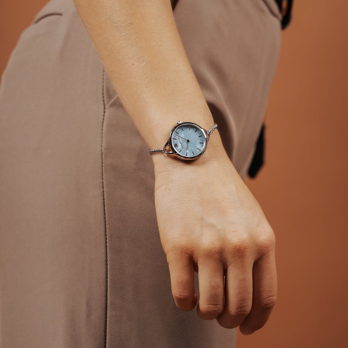 "Brighter" watch with a nacre dial and silver accents, offering an elegant and modern style.