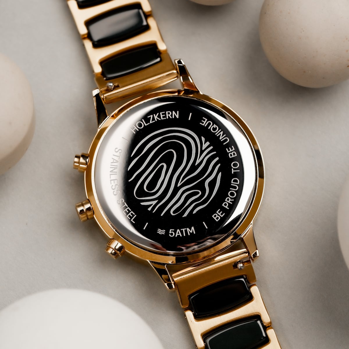"Jolly", a stylish watch with malachite and ceramic highlights, elegant gold and black design.
