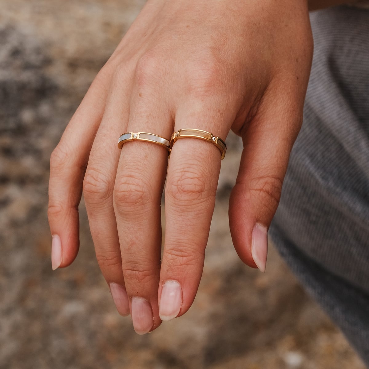 "Campania Ring", a stylish ring crafted in nacre and gold, elegantly showcased on a hand.