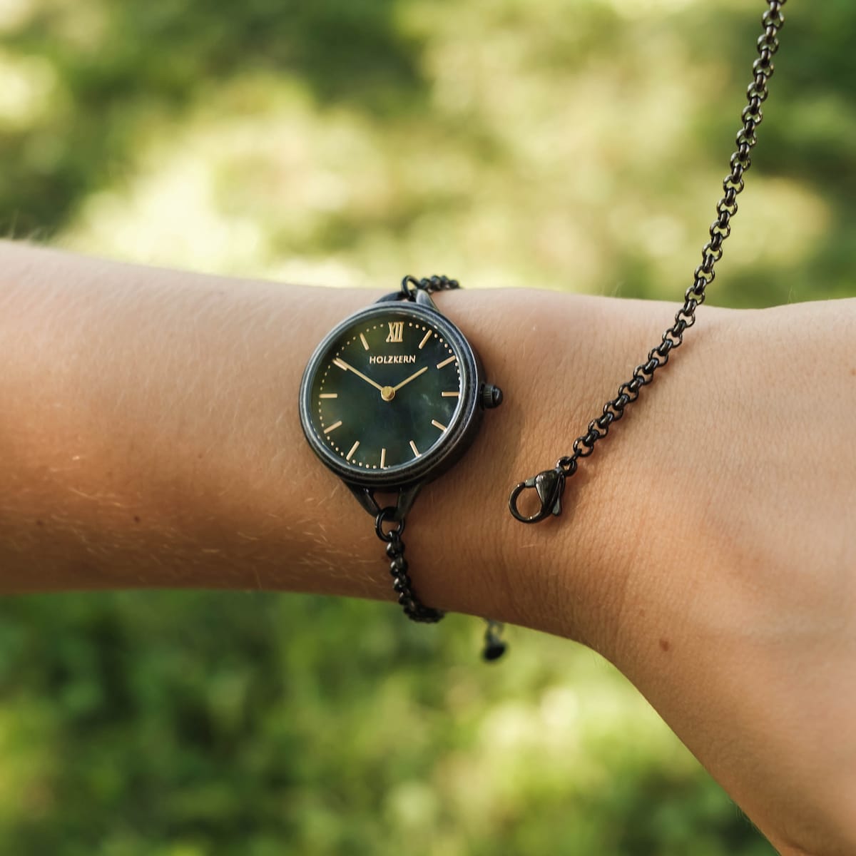 "Bracelet fastening tool", a sleek grey bracelet fastening tool, enhances ease and style.
