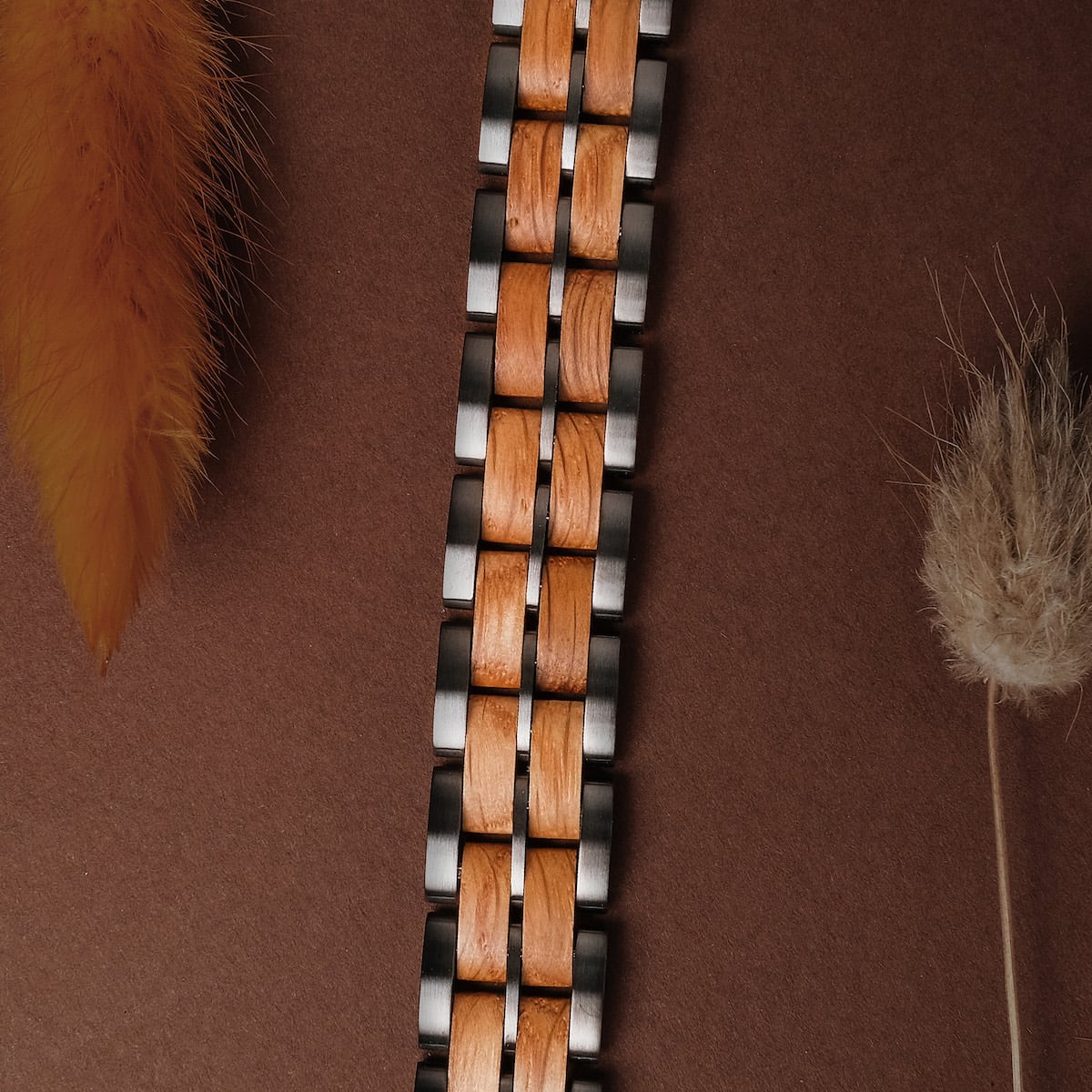 "Kanon", bracelet in oak/gray, featuring a woven design with natural textures.