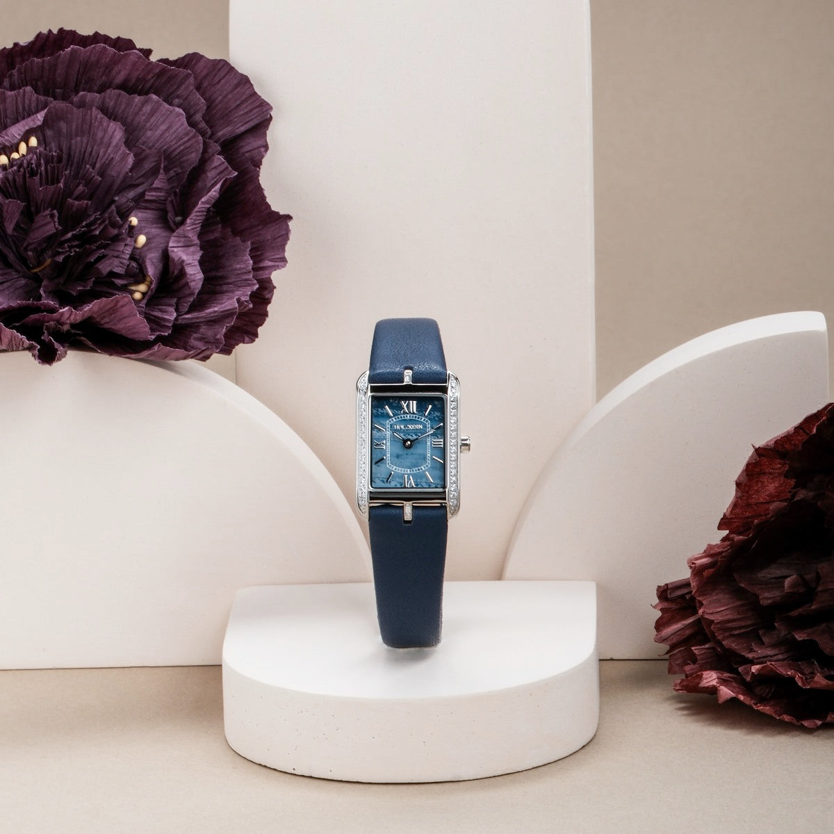 "Memoire" wristwatch features agate/blue design with a sleek, elegant style.