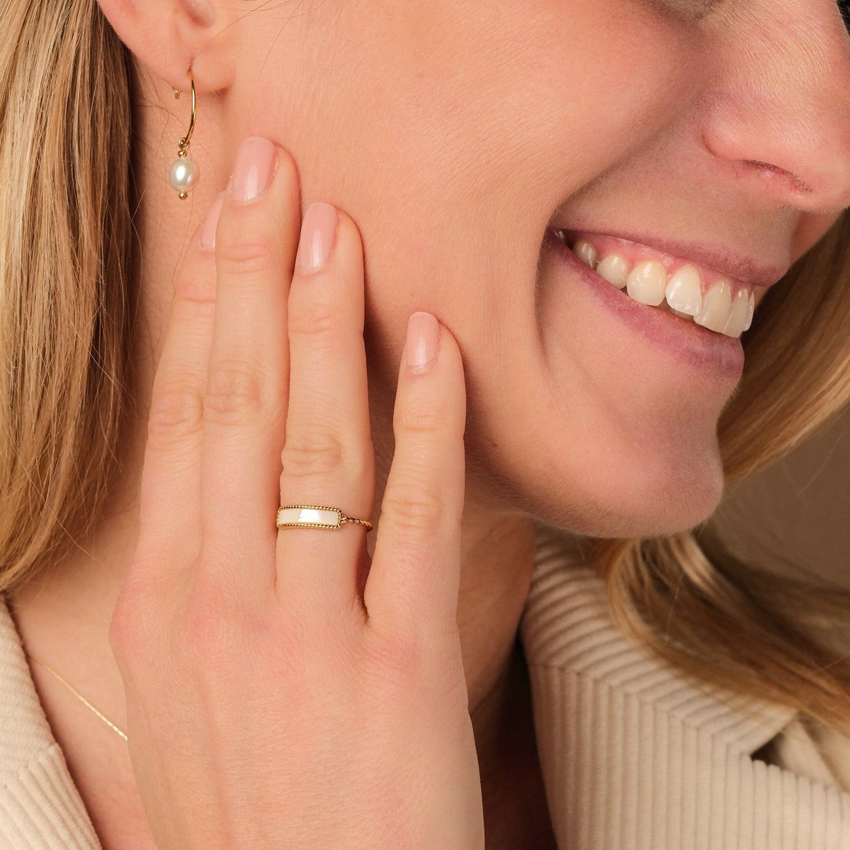 Summersweet Ring: elegant ring with white nacre and gold details, showcasing a refined and sophisticated style.