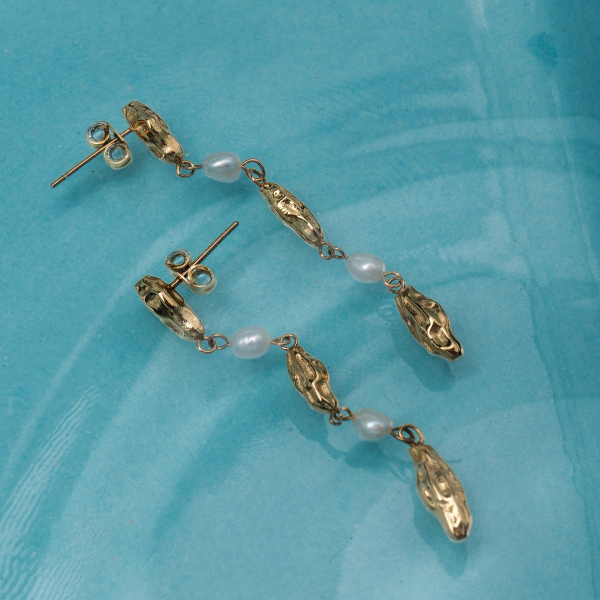 "Summersweet Earrings I" elegant earrings featuring pearls and gold accents in a stylish, elongated design.