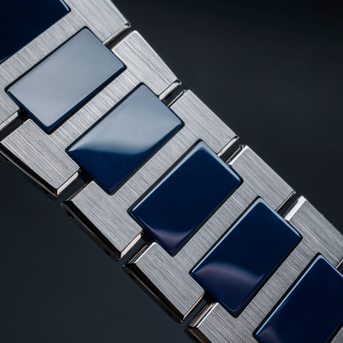 "Oceanswell", a sleek bracelet in ceramic and silver with a modern, geometric design.
