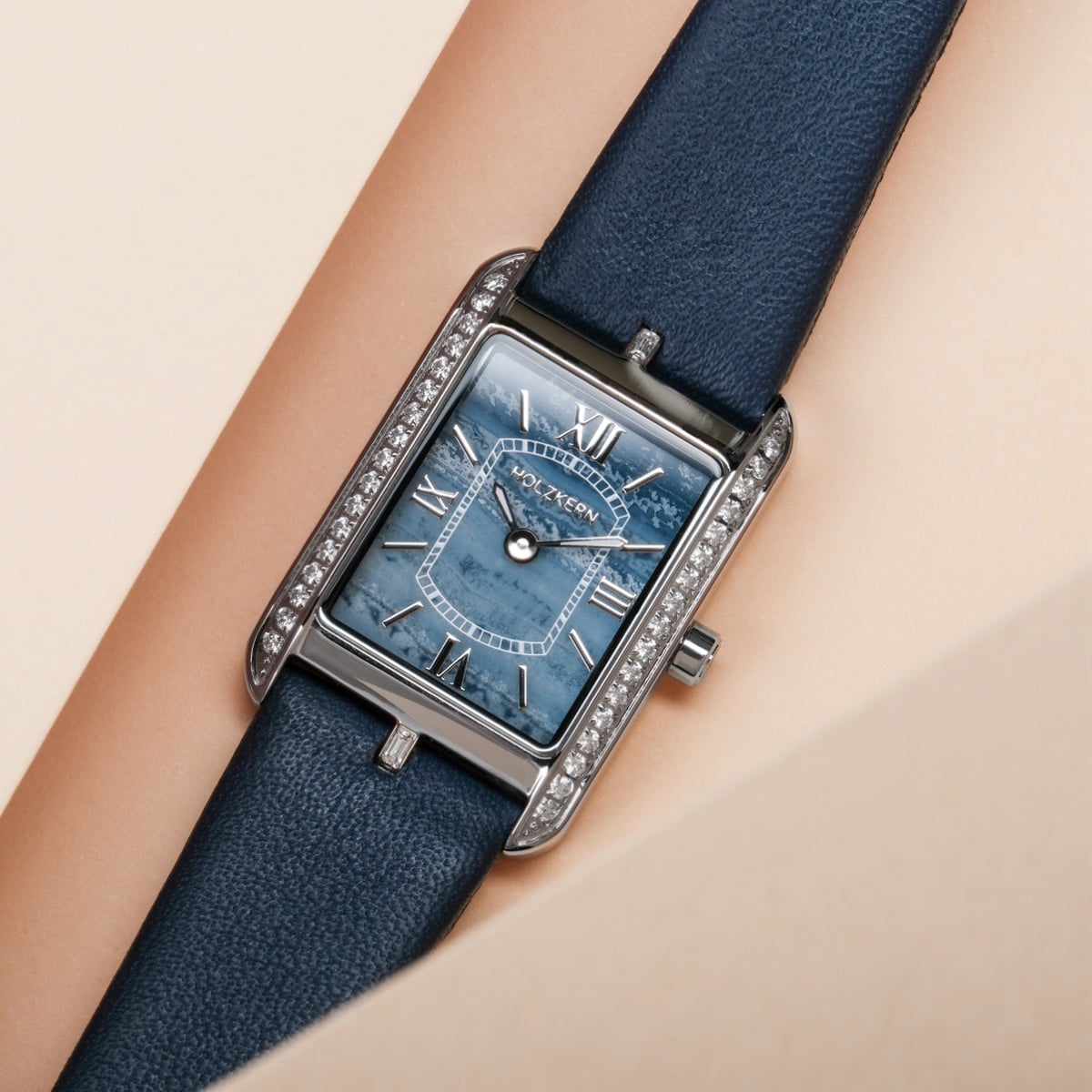"Memoire" elegant watch featuring a blue agate face and sleek design.