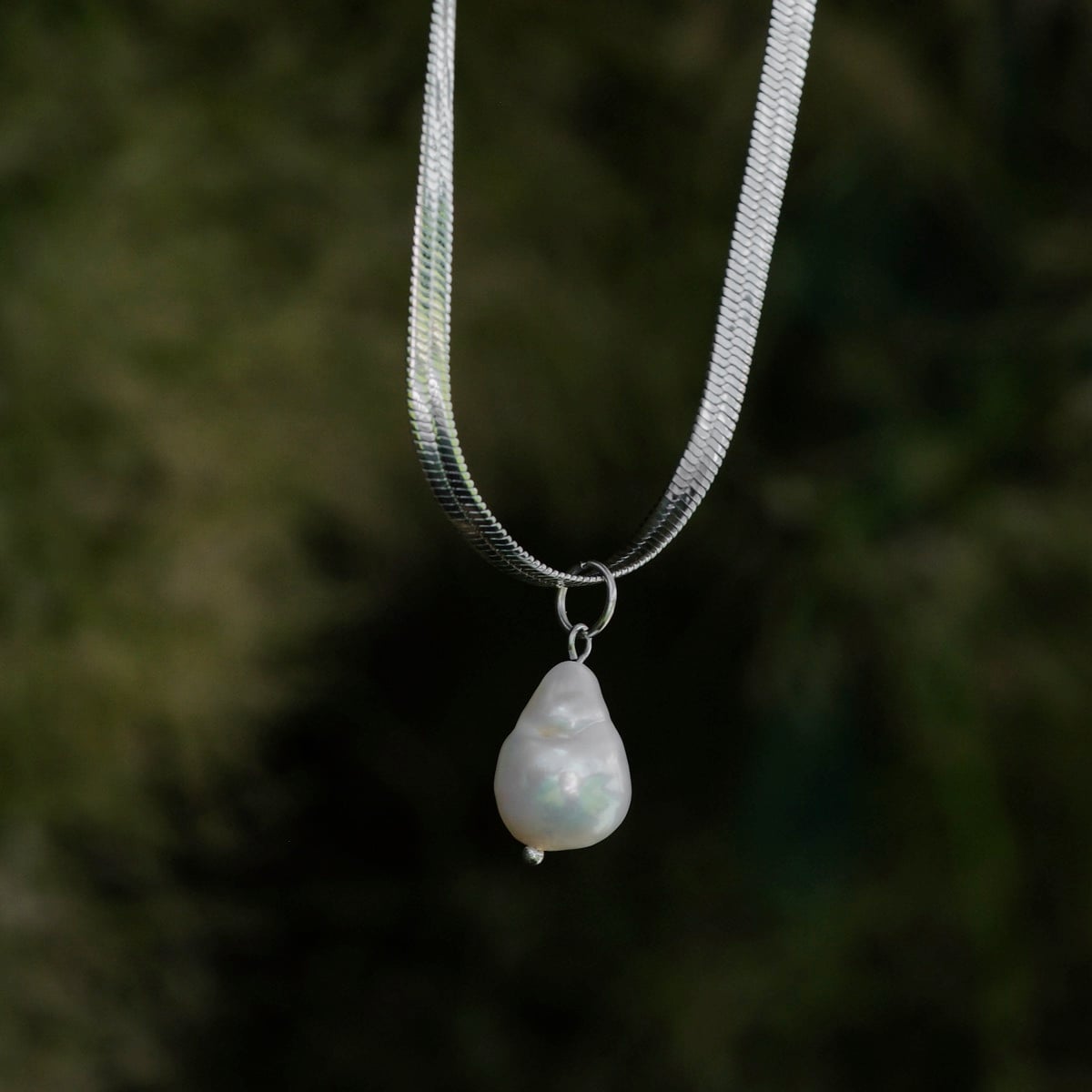"Summersweet Necklace", a baroque pearl necklace with a silver chain, exudes elegant charm.