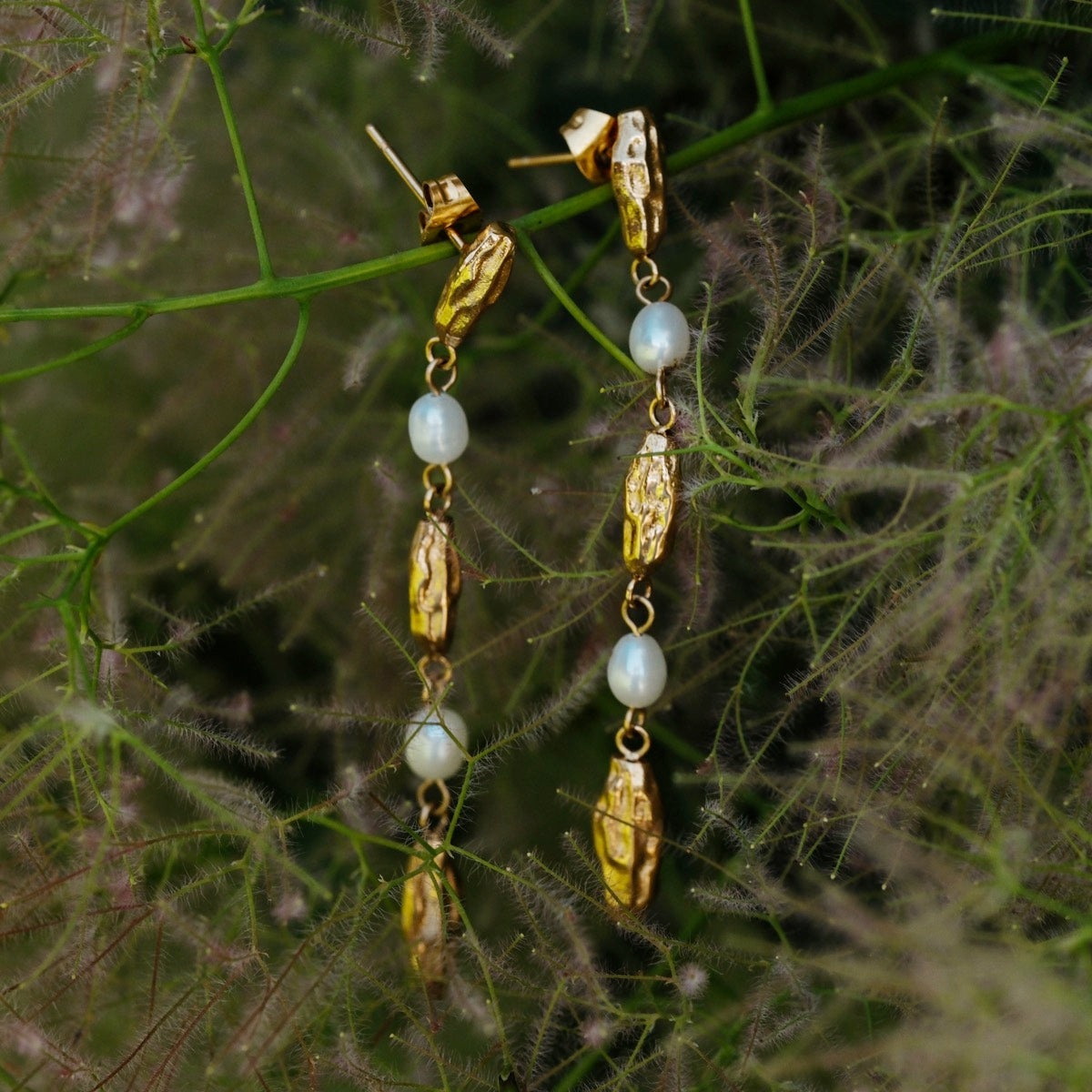 "Summersweet Earrings I": Elegant pearl and gold earrings with a nature-inspired style.