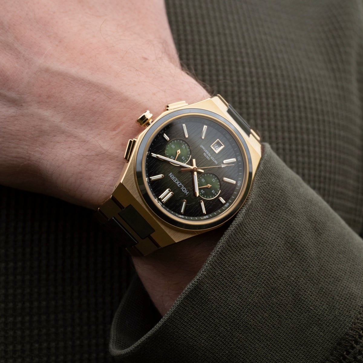 "Oceanswell", a ceramic and gold watch with a sleek design and luxurious style.