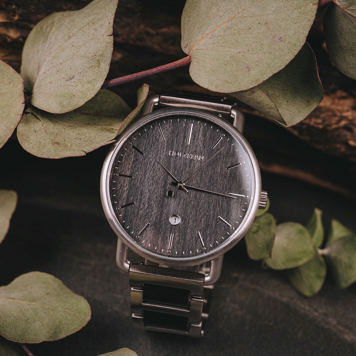 "Odaiba", a stylish wristwatch with a wood and metal theme, featuring a sleek maple wood texture and metal accents.
