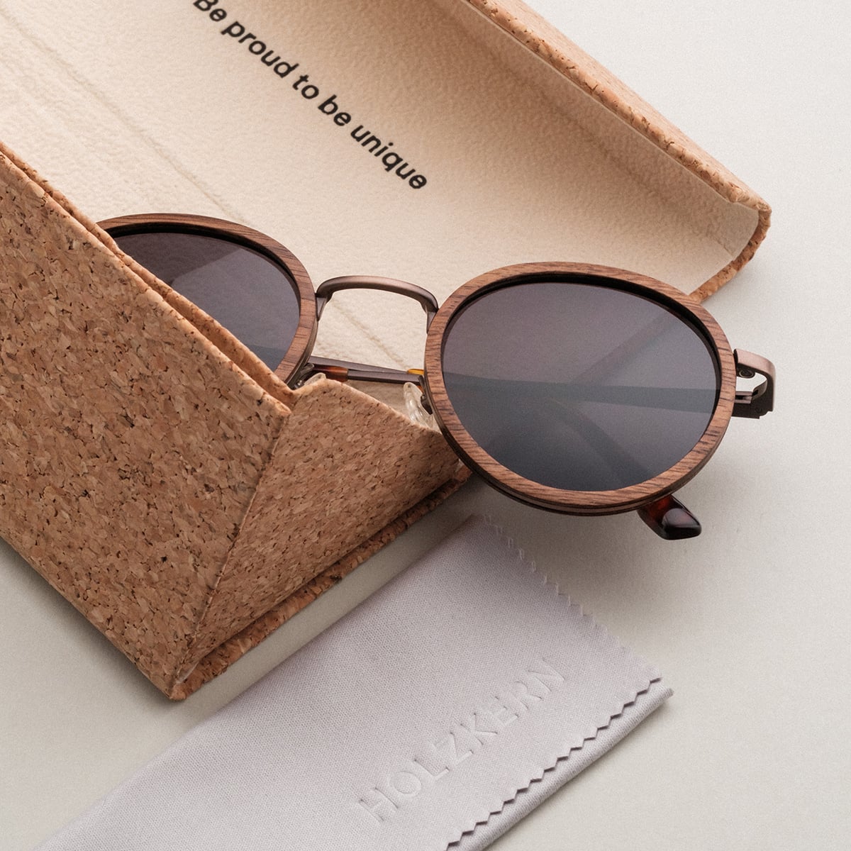 "The Radiant S", stylish sunglasses with a walnut and copper design in an elegant cork case.
