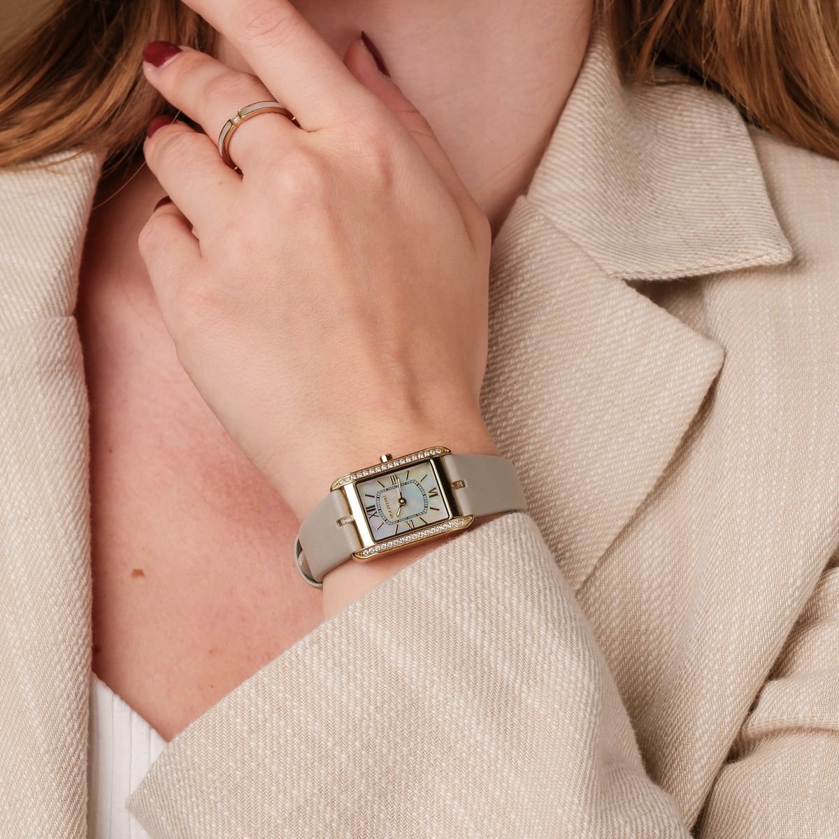 "Memoire" watch featuring a nacre and gray design with a sophisticated, elegant style.
