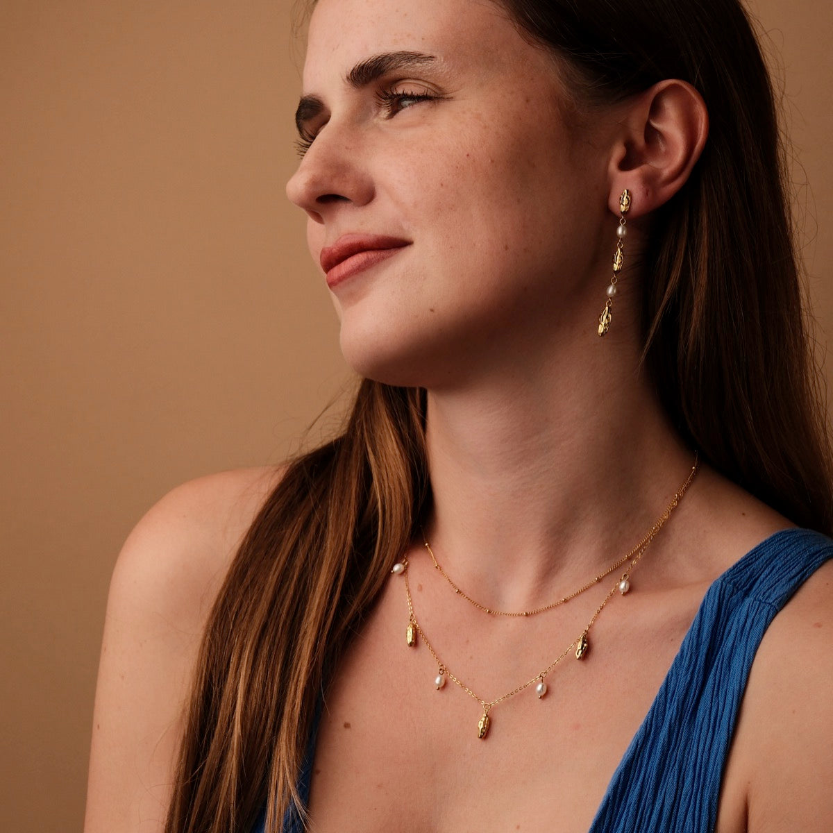 "Summersweet Earrings I" earrings with pearl and gold design, showcasing an elegant and chic style.