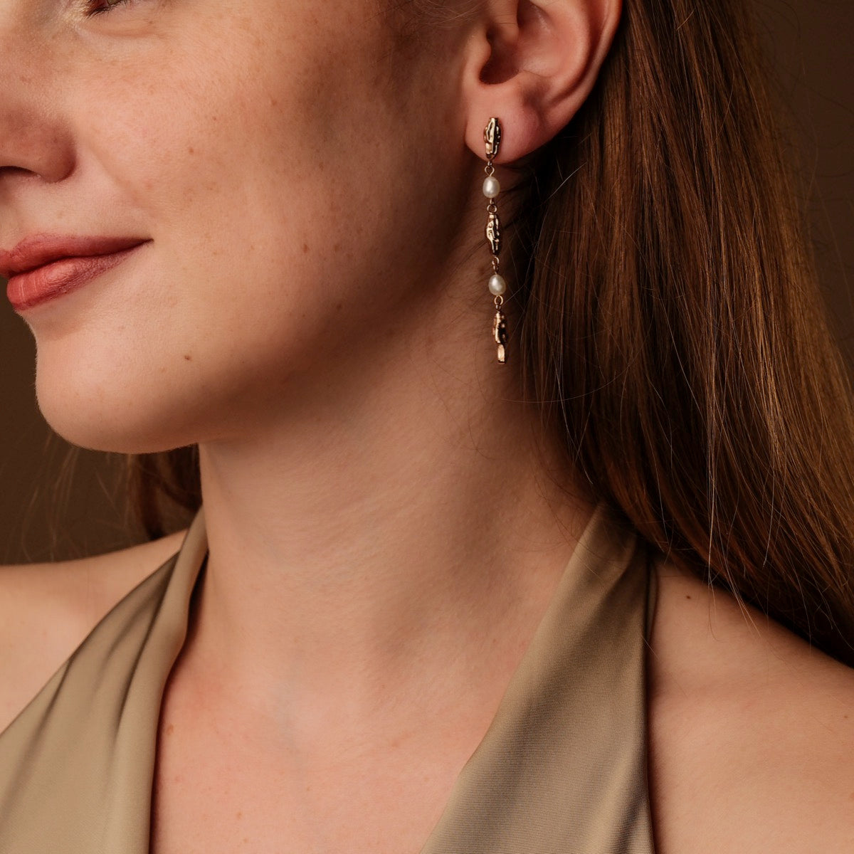 "Summersweet Earrings I earrings in rose gold and pearl, featuring a delicate and elegant design."