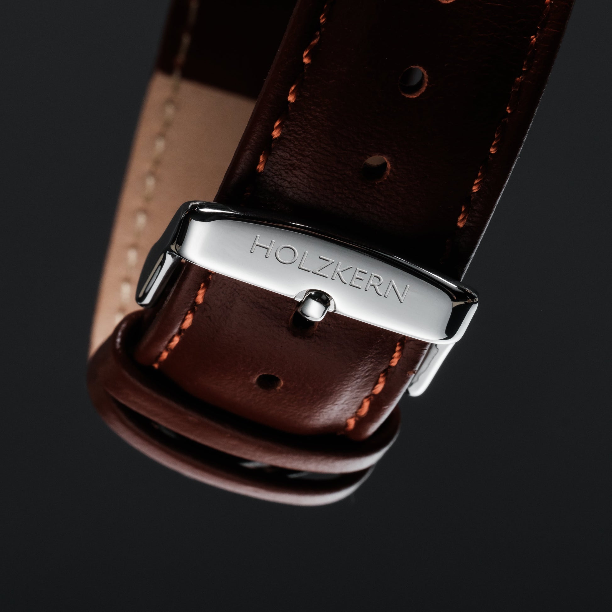 "Melodical" watch with marble and silver elements and leather strap, featuring a sleek and elegant design.