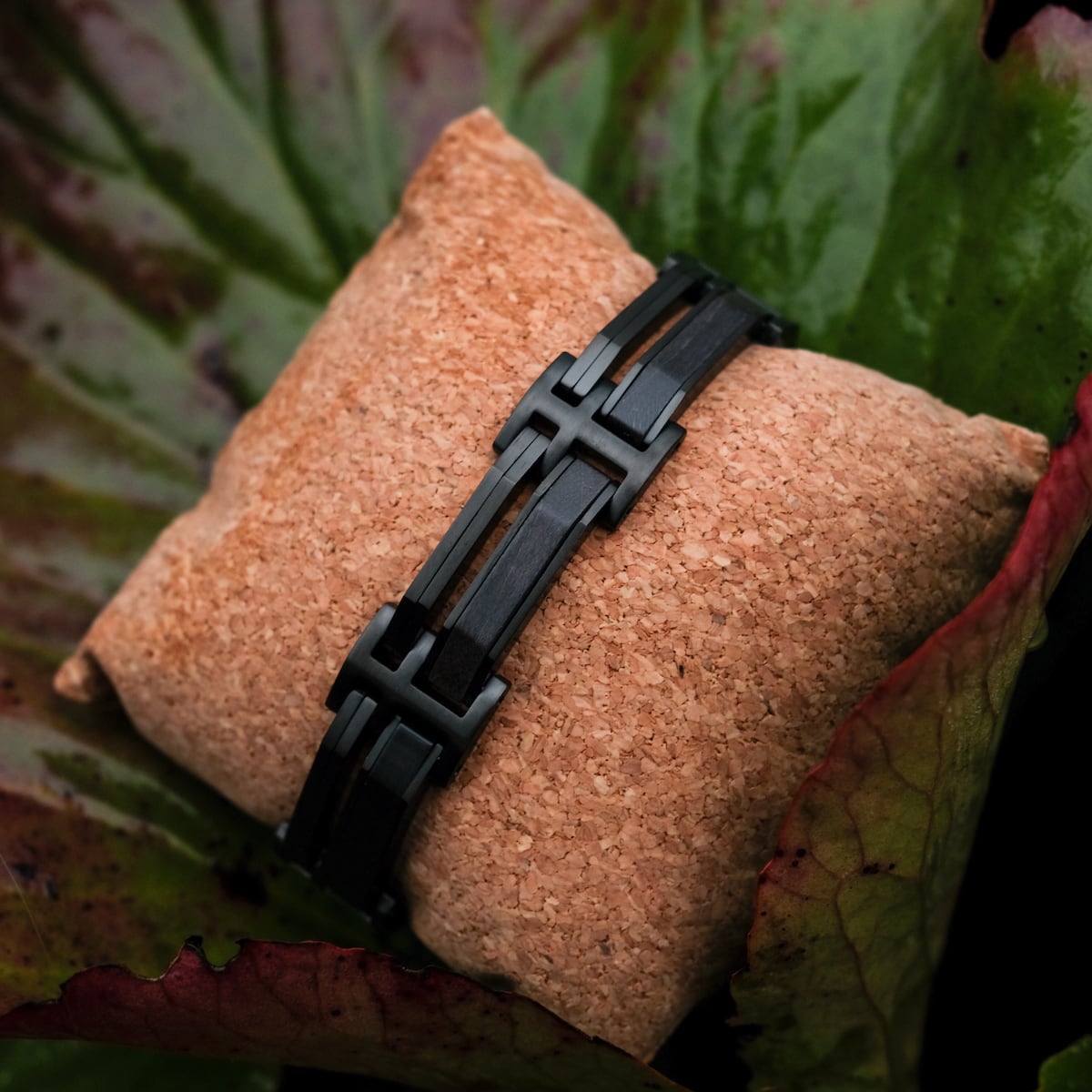 "Staccato", a stylish bracelet with maple and black materials, showcasing a sleek and modern design.