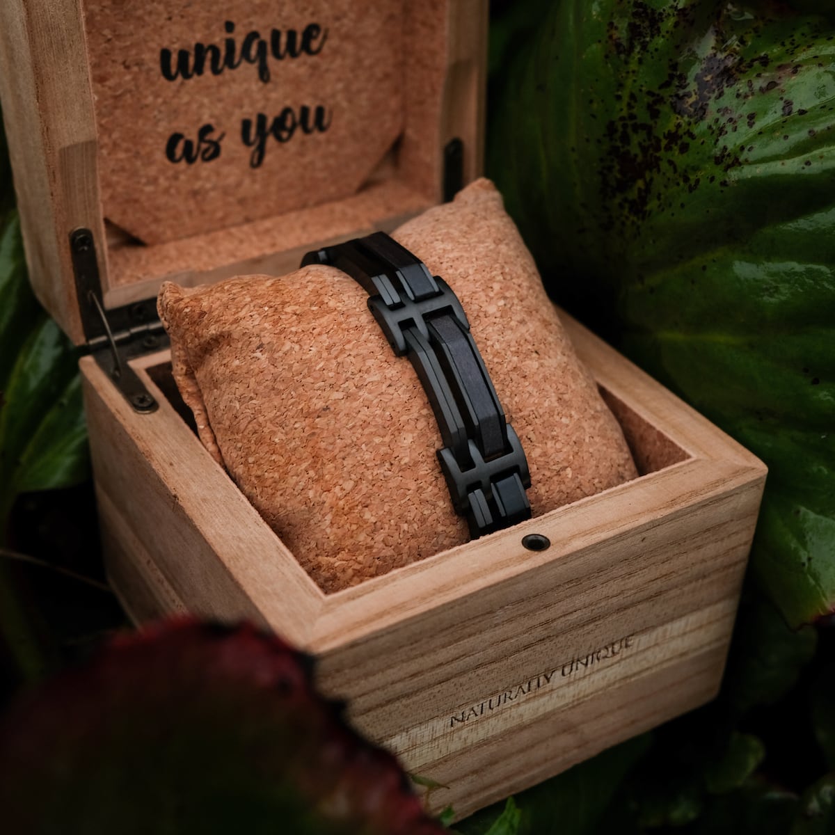 "Staccato" bracelet in maple and black, displayed in a rustic wooden box with nature-themed accents.