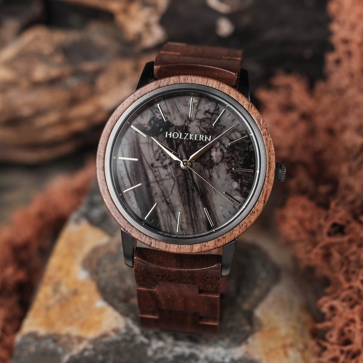 "Leonardo" wristwatch with walnut wood and marble design, featuring a sophisticated and natural aesthetic.