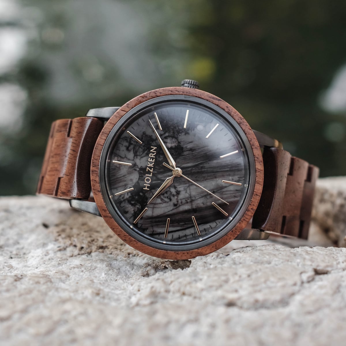 "Leonardo" watch, featuring walnut wood and marble accents, showcases a sleek and natural design.