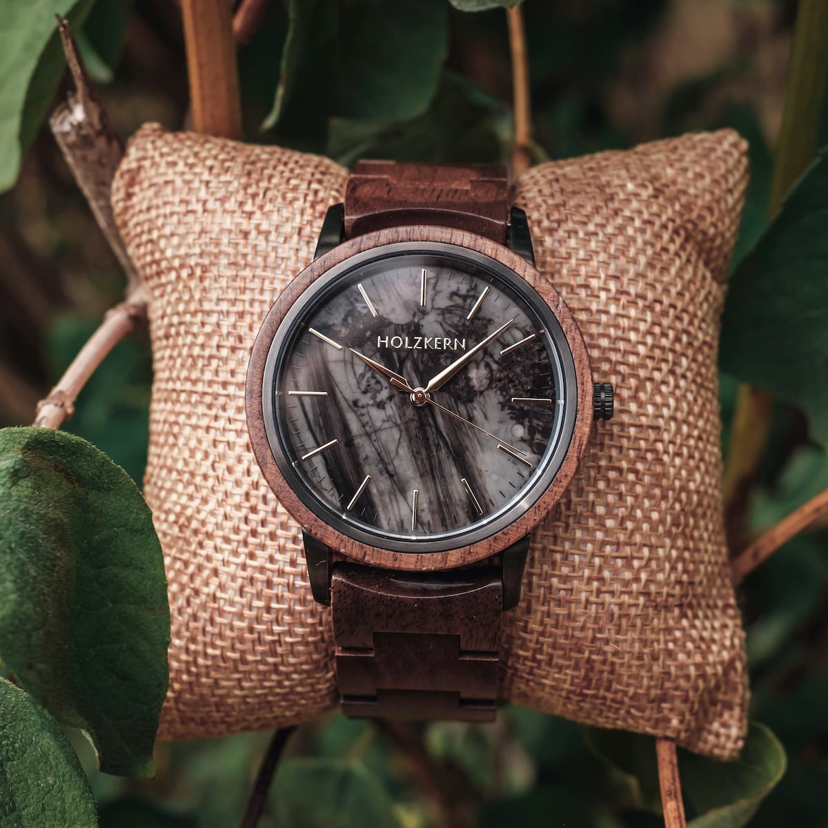 "Leonardo", a watch with a walnut case and marble dial, showcases a natural and elegant design.