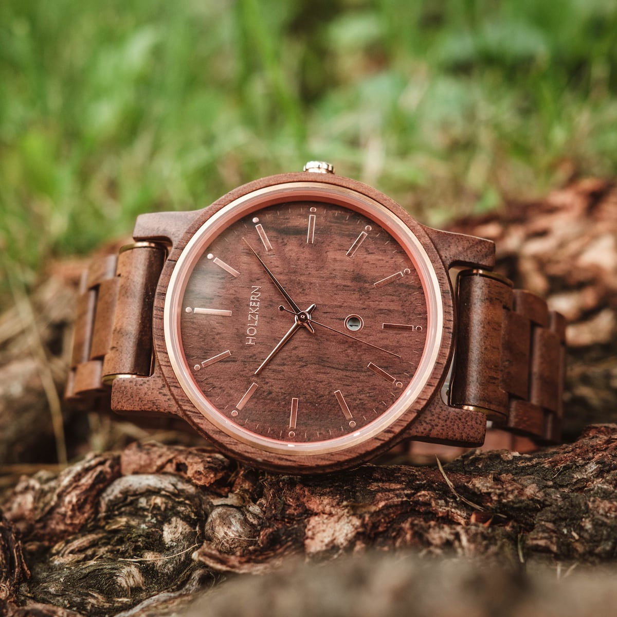"Hesse", a wooden watch with a walnut finish and elegant design, set against a natural background.