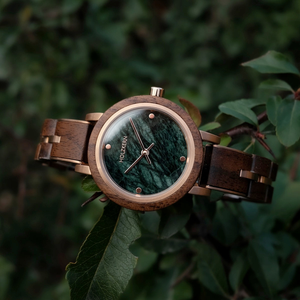 Euterpe watch with walnut and marble materials, showcasing an elegant and natural design.