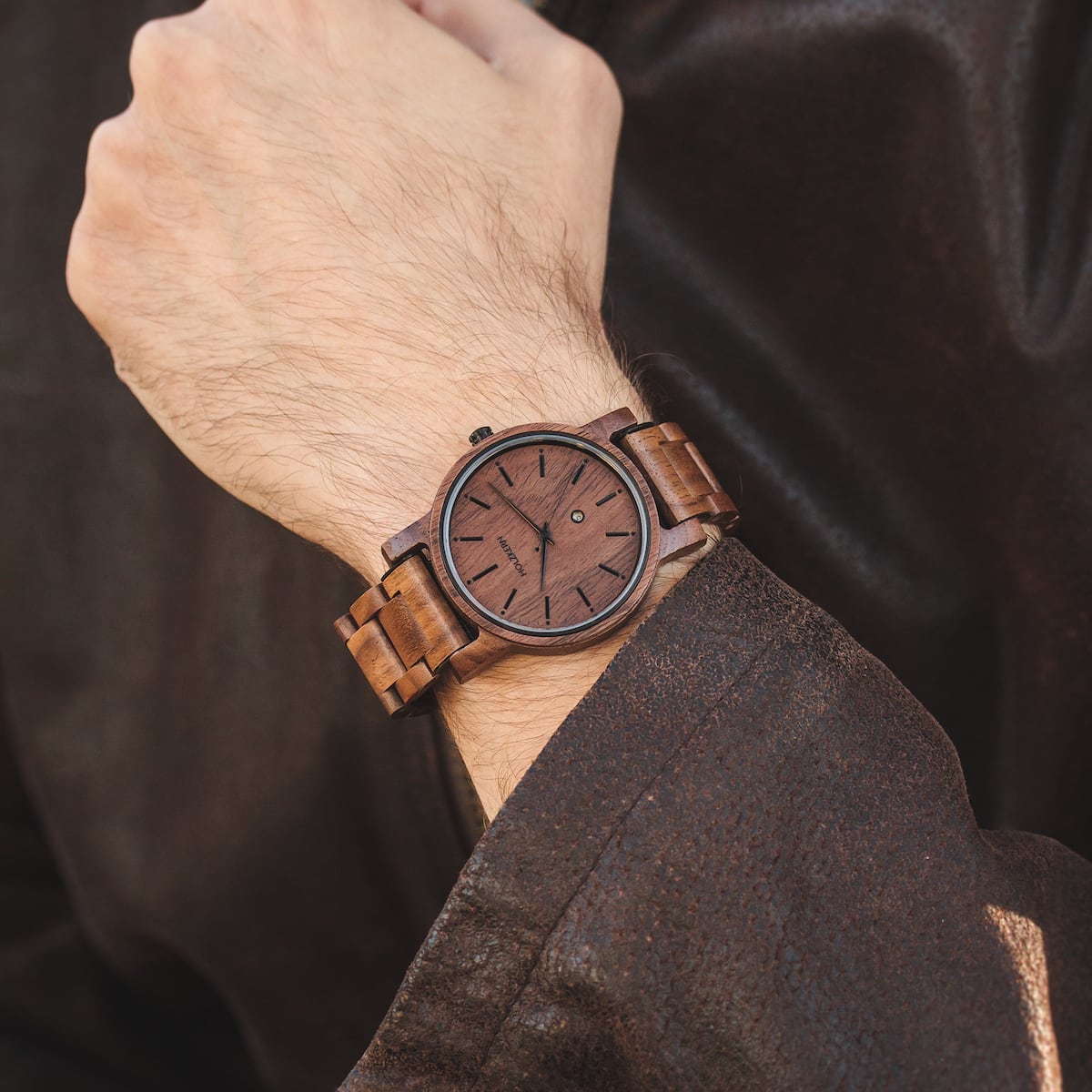 "Rilke": Elegant wooden wristwatch in rich walnut tones.