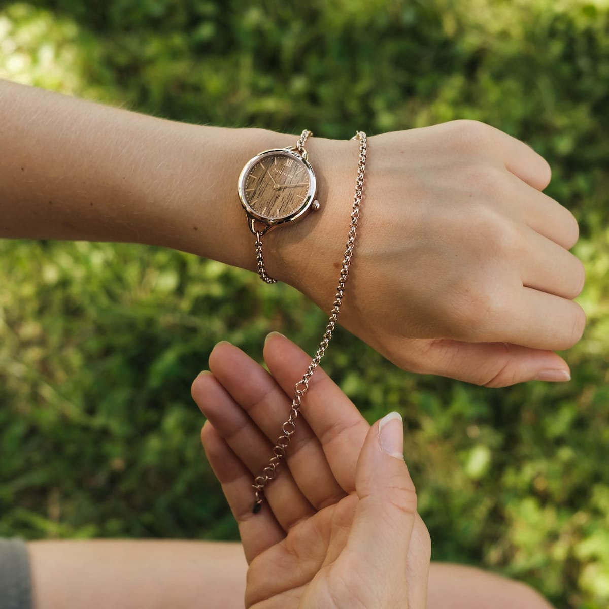 "Bracelet fastening tool" in rose gold, a stylish bracelet fastening tool with a sleek and elegant design.