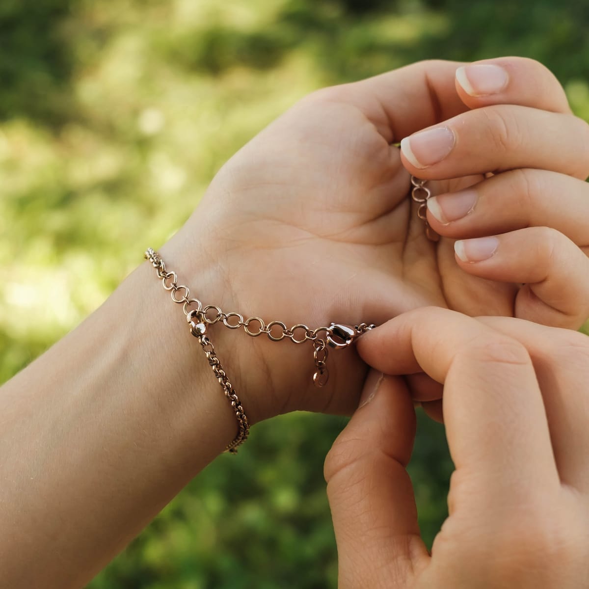 "Bracelet fastening tool", a rose gold bracelet fastening tool, showcases a sleek and elegant design for effortless jewelry wear.
